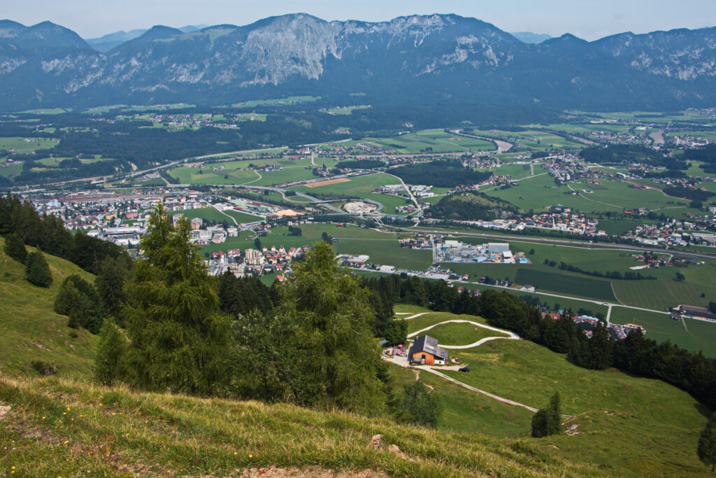 Luftaufnahme von Wörgl im Inntal mit Wohngebieten, Gewerbeflächen und umliegenden Alpenbergen