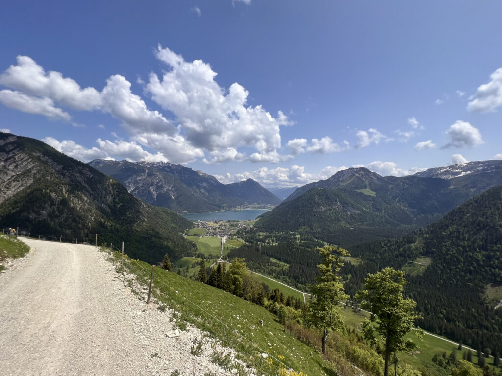 Achensee bei Pertisau mit Blick auf die Feilalm und Gütenbergalm