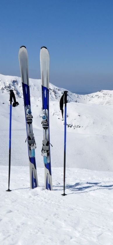 Blick auf Skier im Schnee