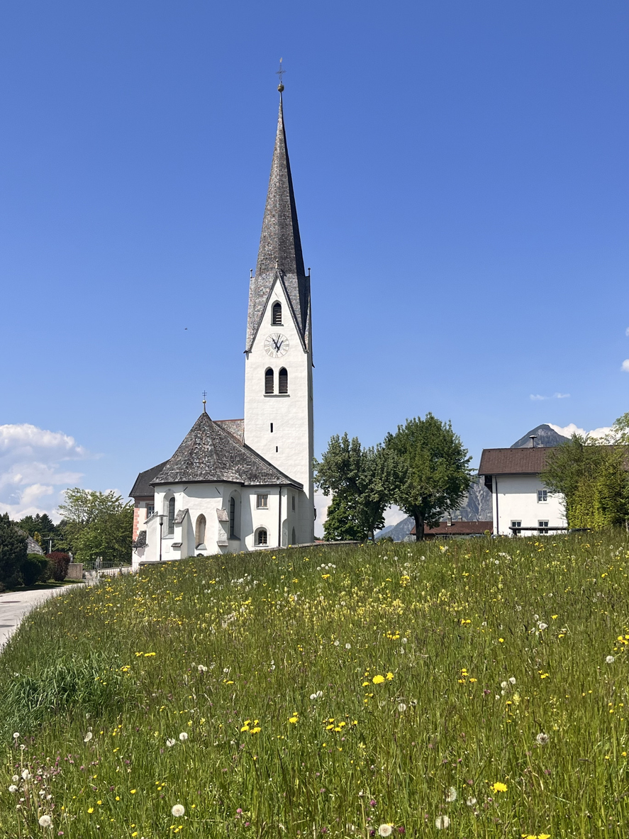 blick auf eine kirche bei wattens in tirol