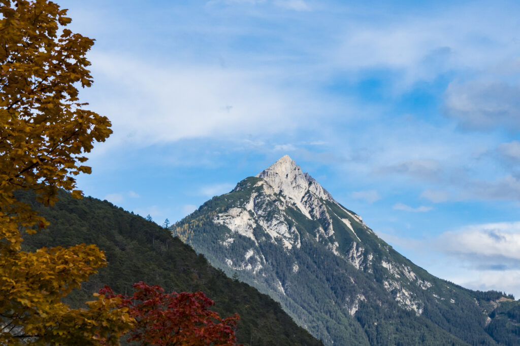 blick auf eine bergkuppe der tuxer alpen