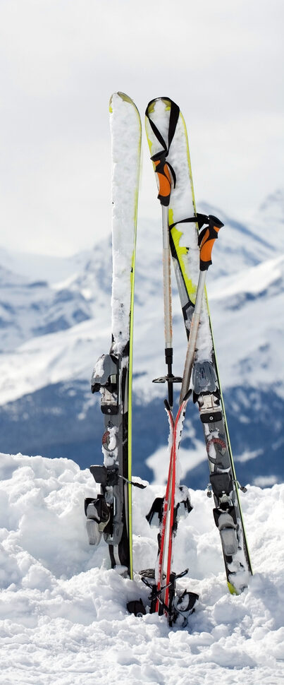blick auf ski equipment in den bergen