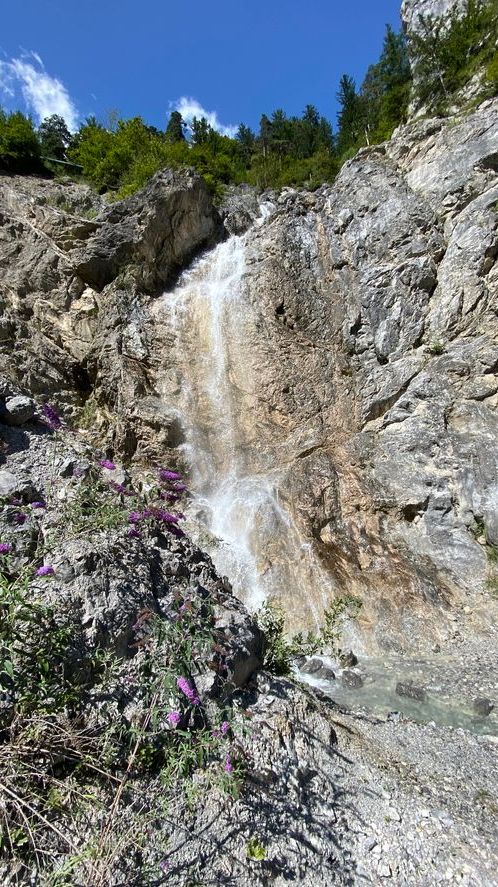 blick auf einen wasserfall am vomper loch