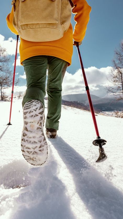frau beim winterwandern im sonnenschein