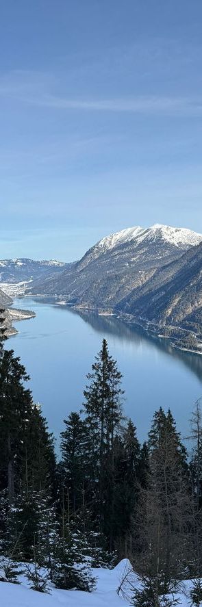 blick auf den achensee im winter