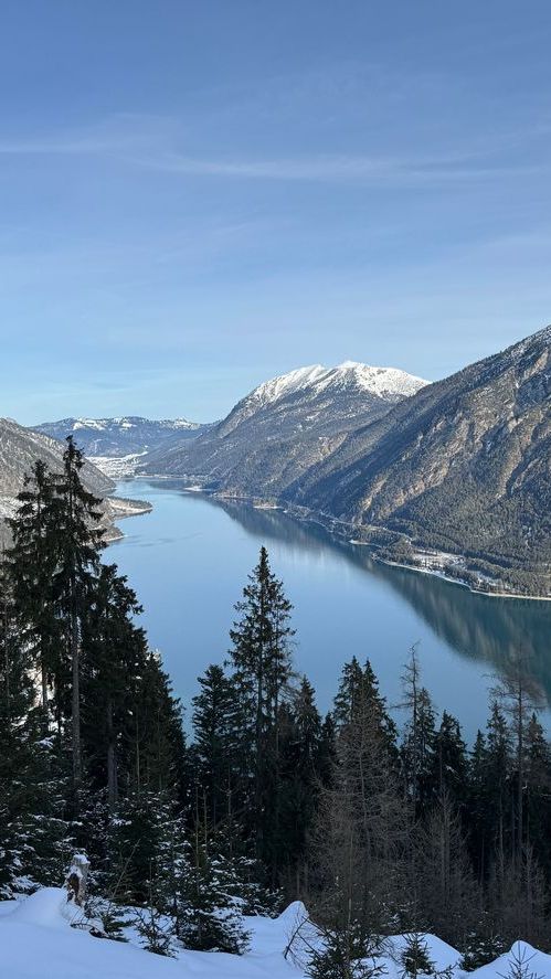 blick auf den achensee im winter