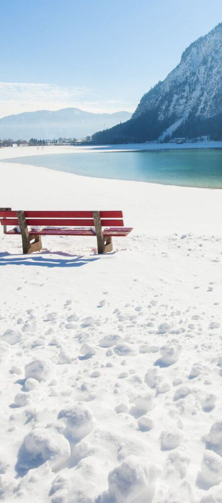 blick auf den achensee im winter