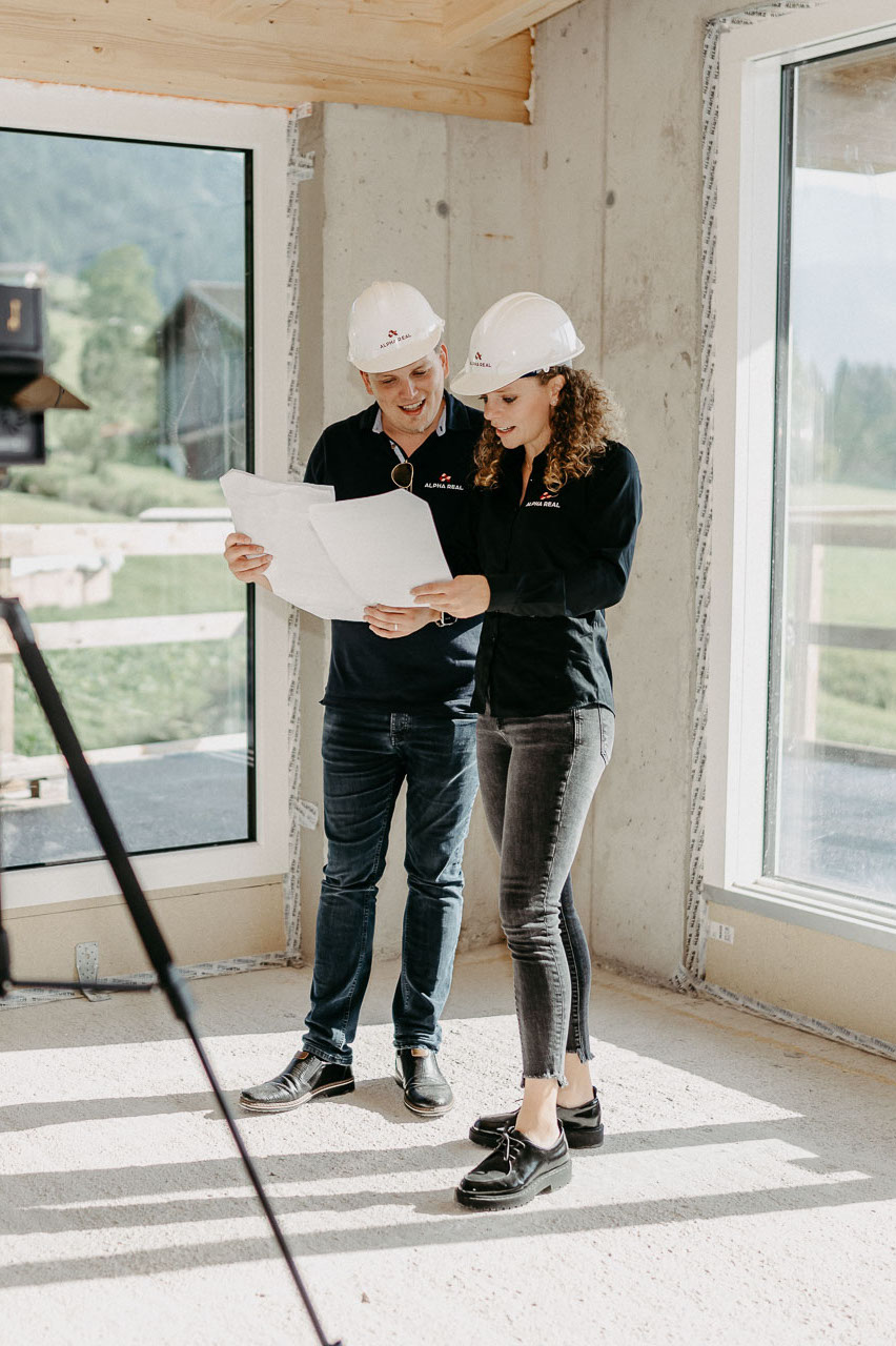zwei berater von alphareal in einem rohbau
