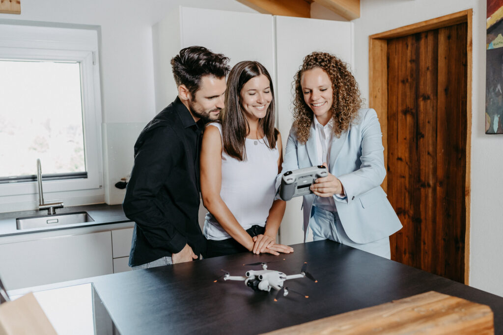 alphareal beraterin berät kunden zu drohnen