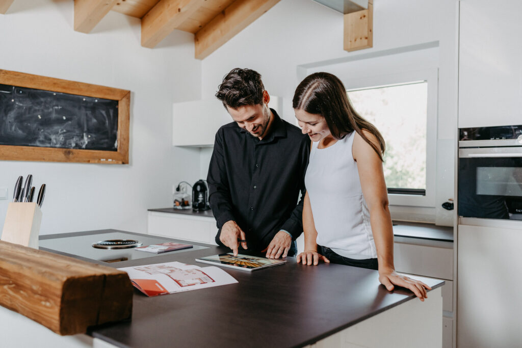 immobilieninteressenten an einem Tablet