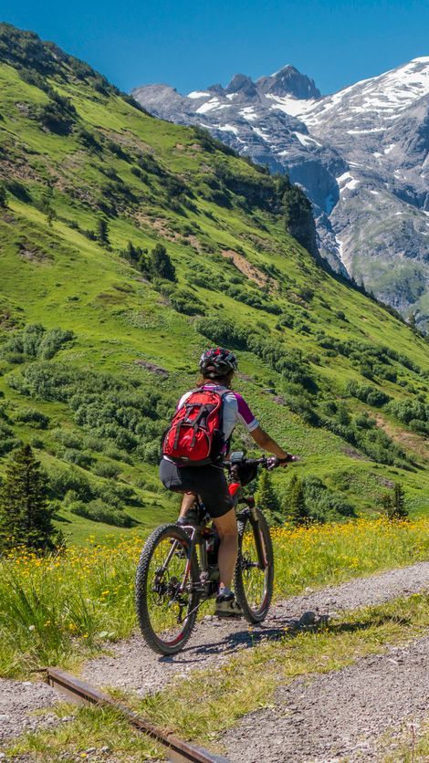 mtb fahrerin in tirol