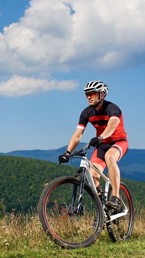 radfahrer in den alpen