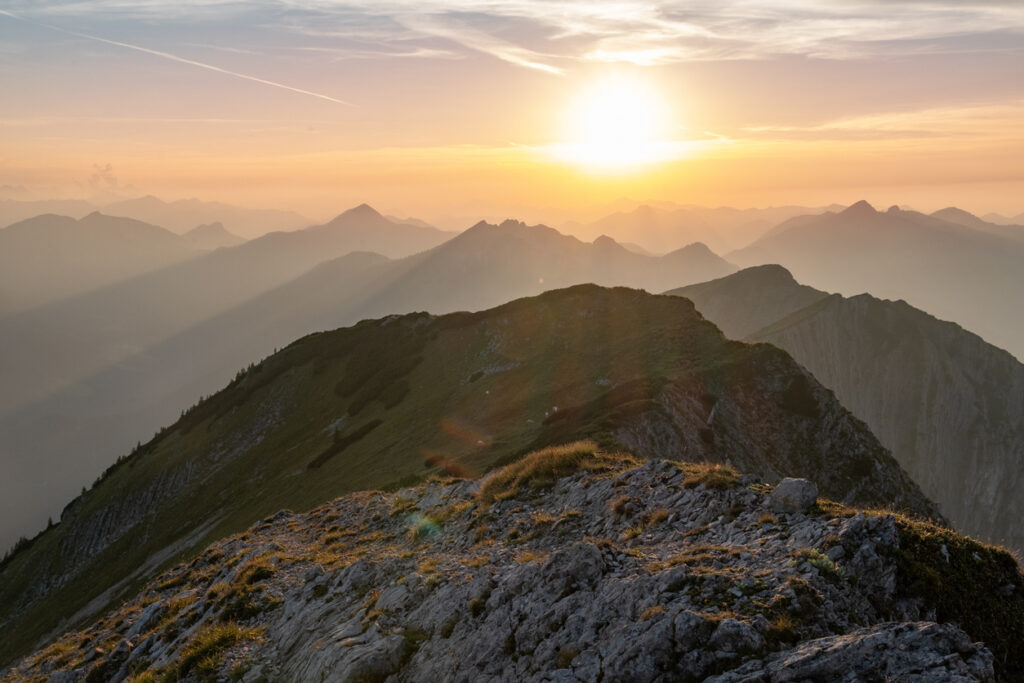 Sonnenuntergang über den Tiroler Bergen mit Blick vom Gipfel auf die Bergkette bei Kramsach