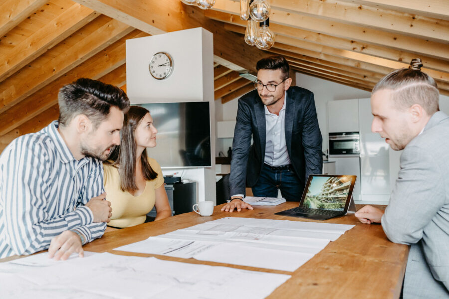 alphareal berater mit kunden