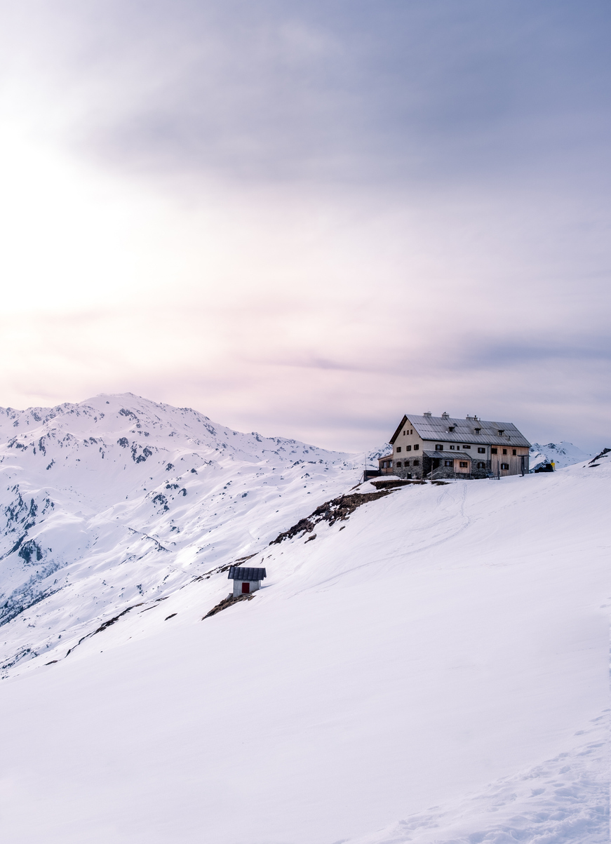 blick auf die rastkogelhütte im winter