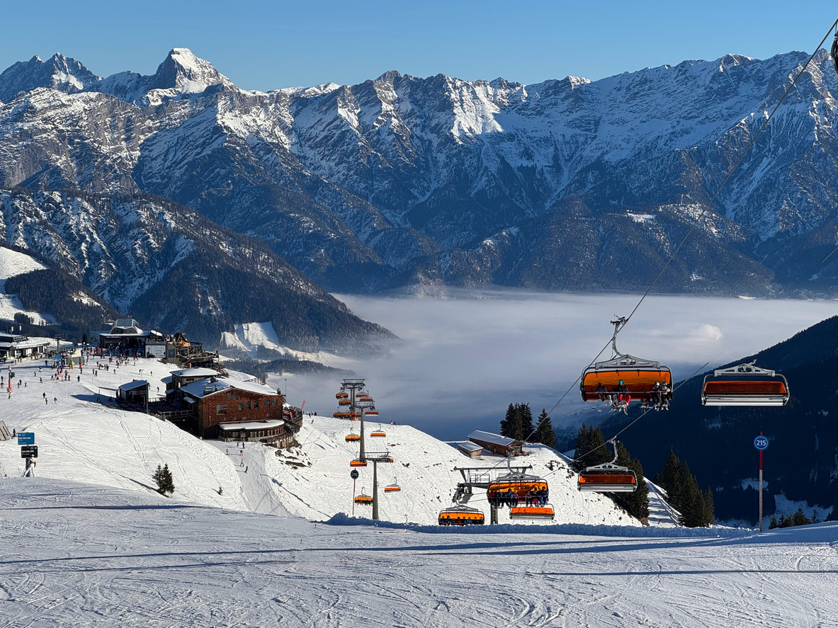 blick in ein beliebtes skigebiet