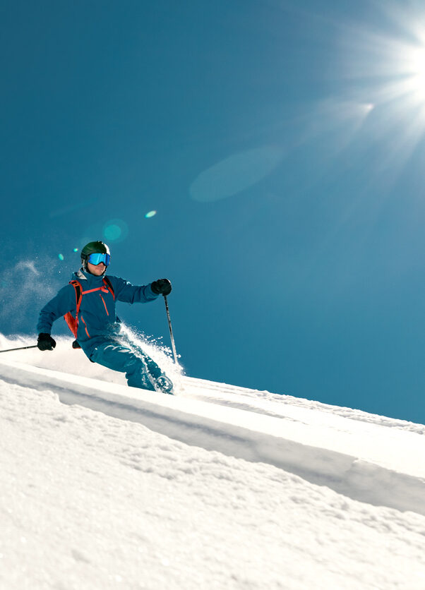 skisportler in den alpen
