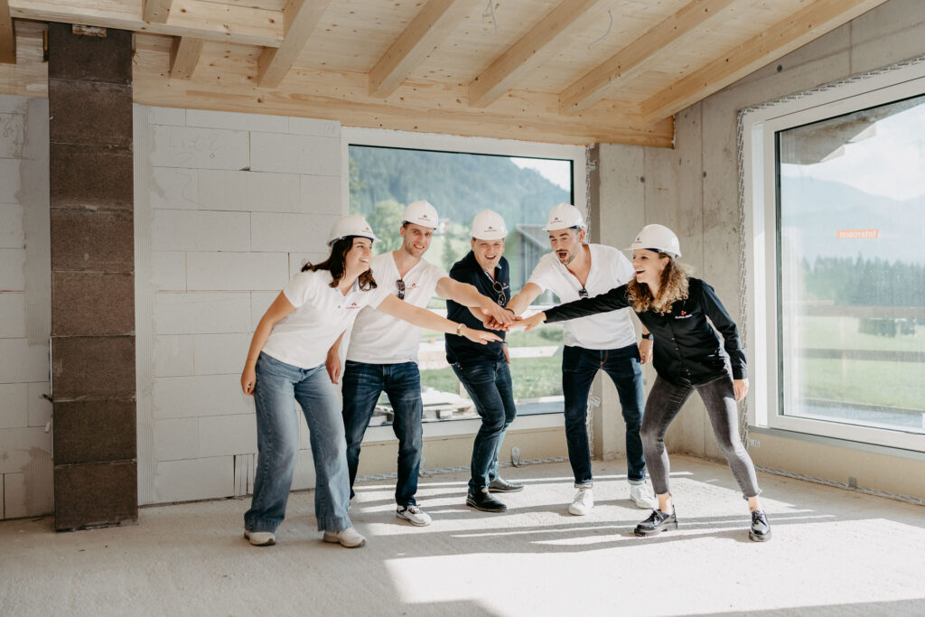 team von alphareal in einem rohbau