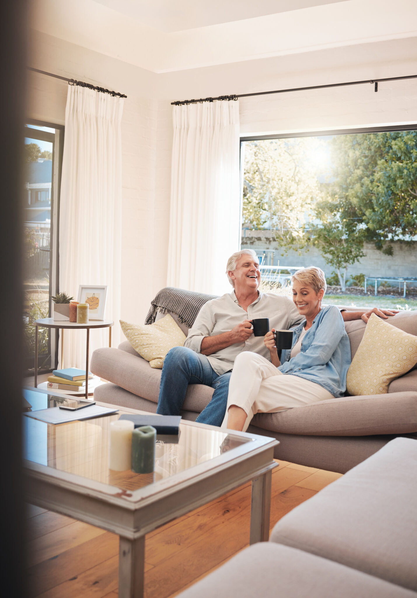 älteres paar in ihrem wohnzimmer