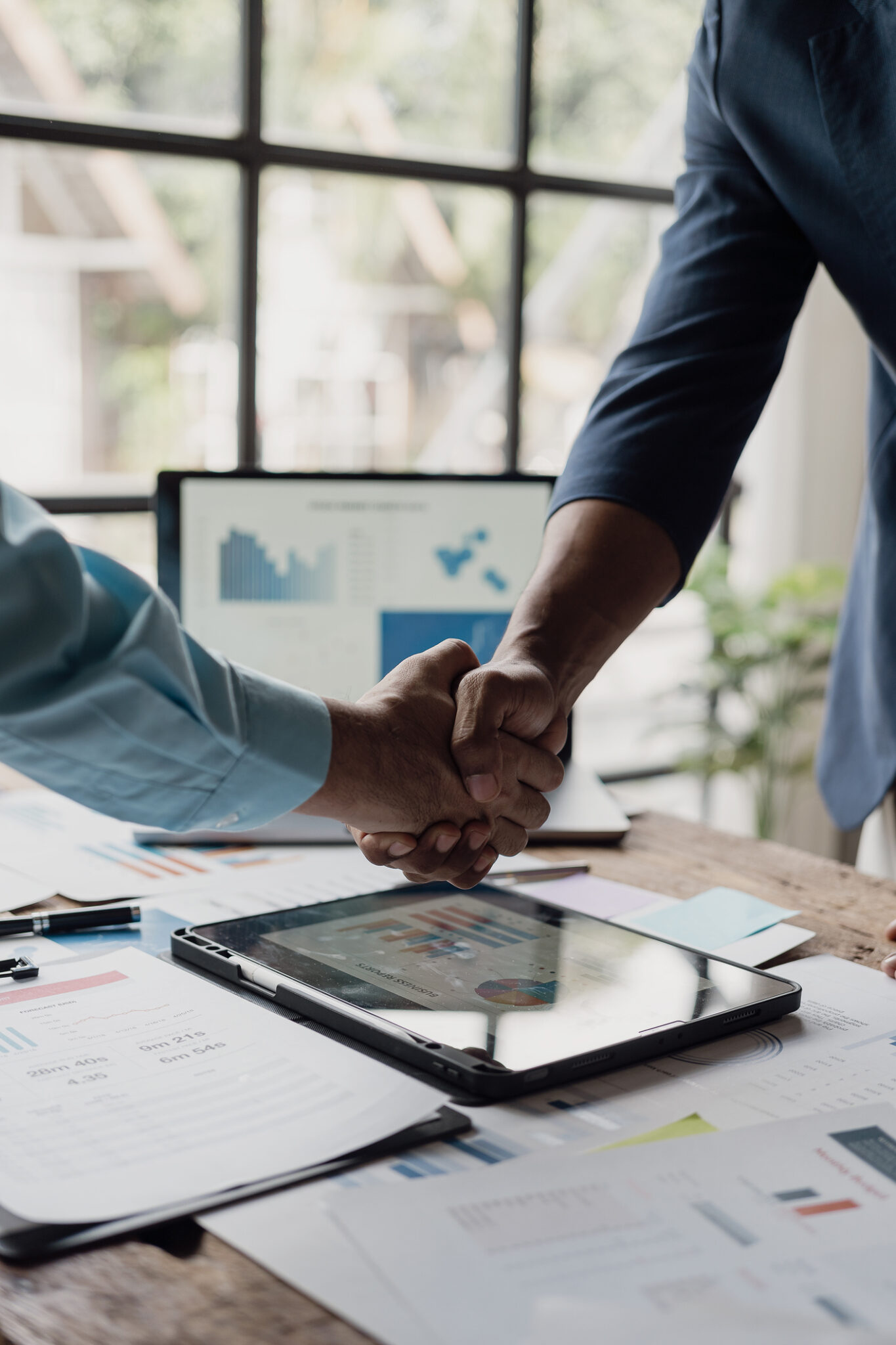 geschäftspartner beim abschluss eines immobiliengeschäfts