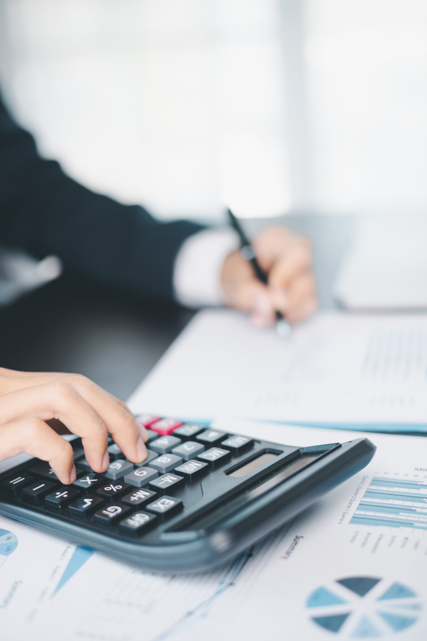 man an einem taschenrechner