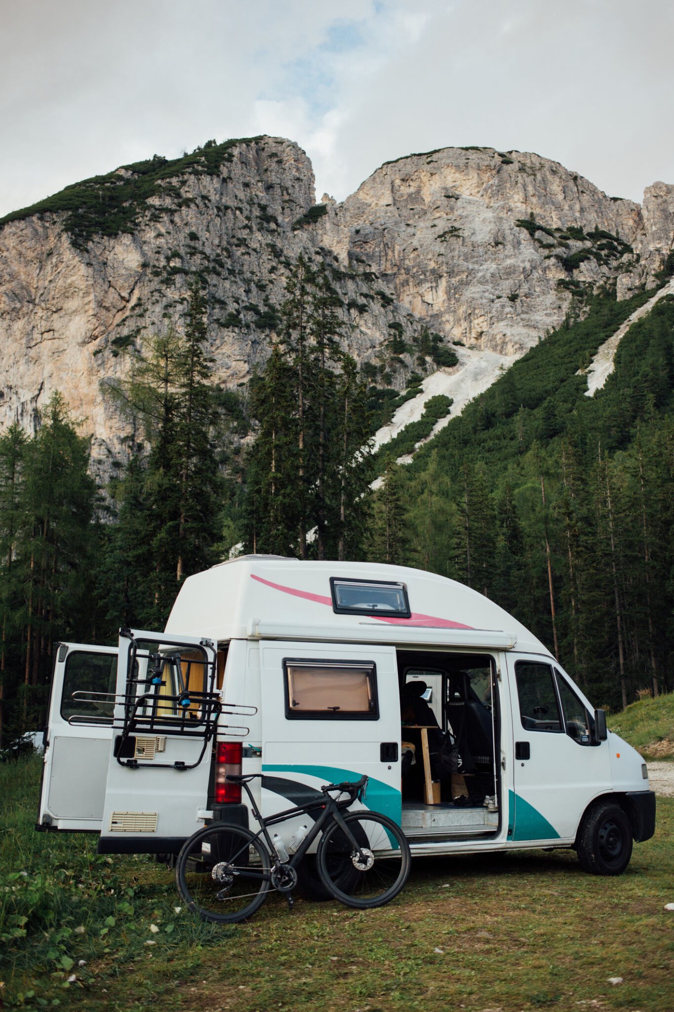 blick auf einen camper van in den bergen