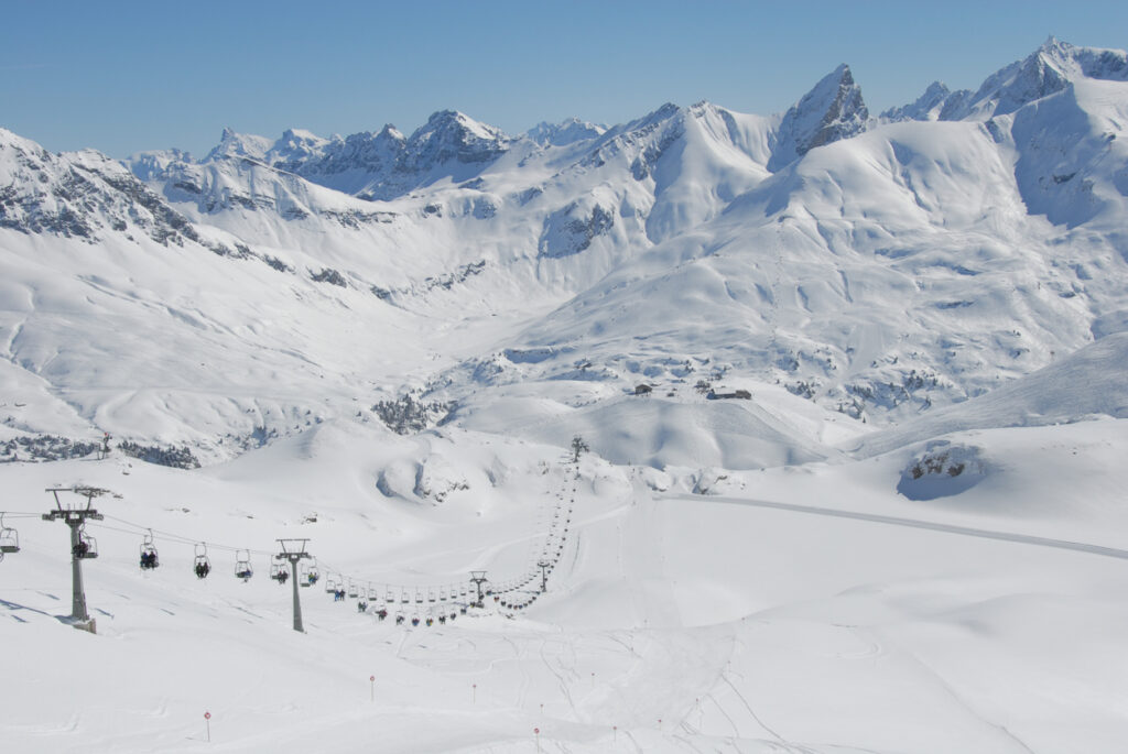 blick in ein ski resort in arlberg